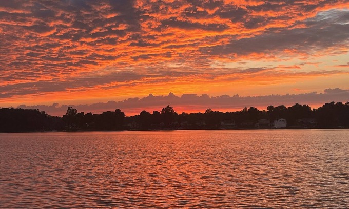 Howe Cottage | Live & Love Life on the Lake at Sunset Cottage!
