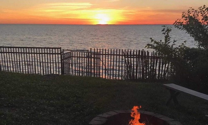 Athol Springs House | Live on the Lake! 3 Bdr, huge living room, fire pit, cabana, SUNSETS and FUN!