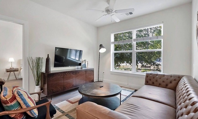 Eisenhower East Apartment | Live Well | Relax | Cozy | Old Town | 2 Bedrooms