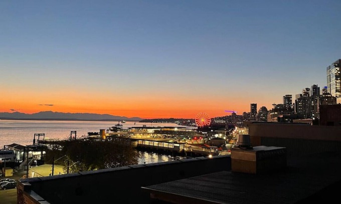 Downtown Seattle Apartment | Live & Work! Best Views in Prime DT Fast Wi-fi