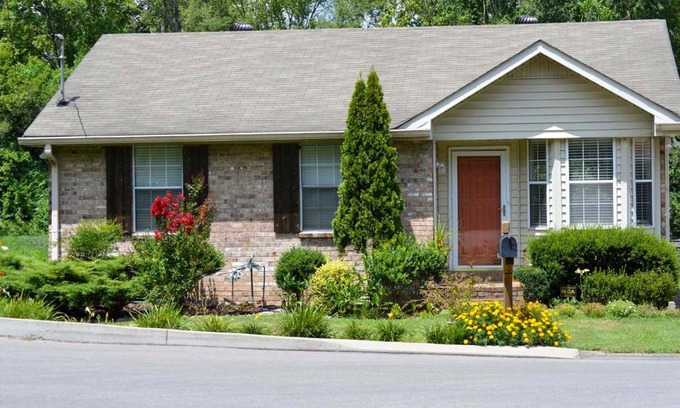Inglewood House | Lively East Nashville Pad Walk to Bars and Eateries