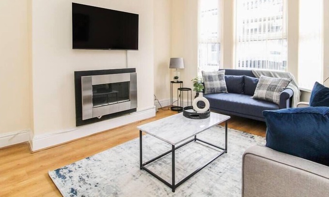 Warrington House | Liverpool City Centre House with Parking & Wifi