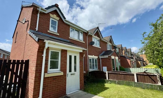 Hunts Cross House | Liverpool Home from Home| Sleeps 4, Free Parking | Pass the Keys