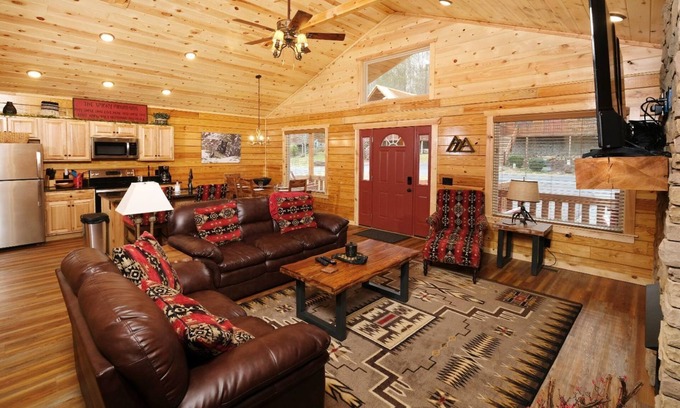 White Oak Lodge Cabin | Livin' Good - Mountain Views & a Hot Tub