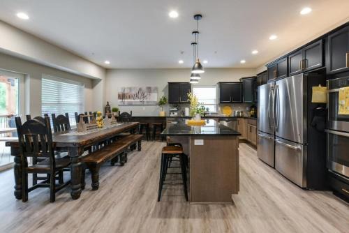 Table Rock House | Livin' The Dream- Indoor Outdoor pool & Private Hot Tub