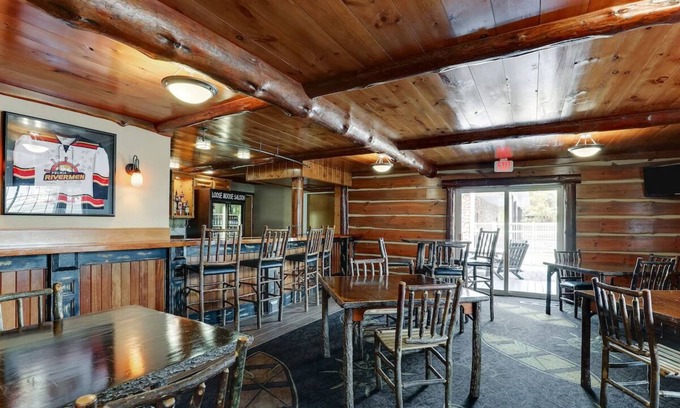 Peoria Hotel | Living Area w/Fireplace! Theme Suite in Stoney Creek Peoria | 3 Units