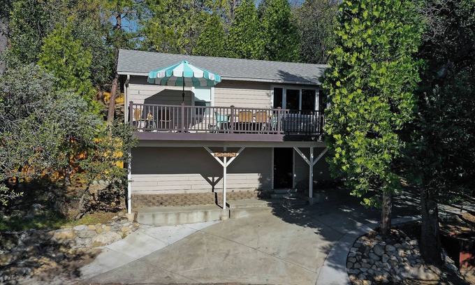 Bass Lake House | Living on the Ledge in Willow Cove