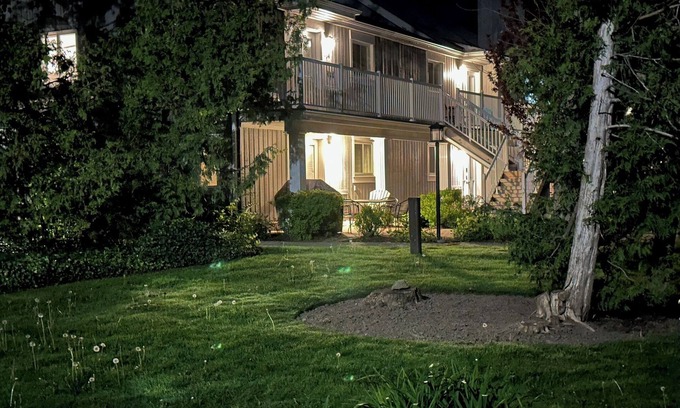 Collingwood House | Living Stone Condo Cozy Family Friendly