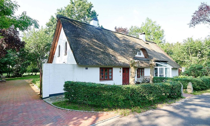 Fedderingen House | Living under thatch on 280 square meters in a park-like garden