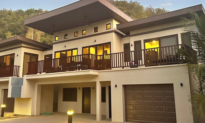 Camp Bay Villa | LIVING WATERS ROATAN CASITA