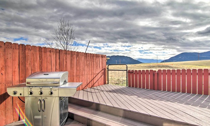 Livingston House | Livingston House w/ Mtn Views, Deck & Grill!