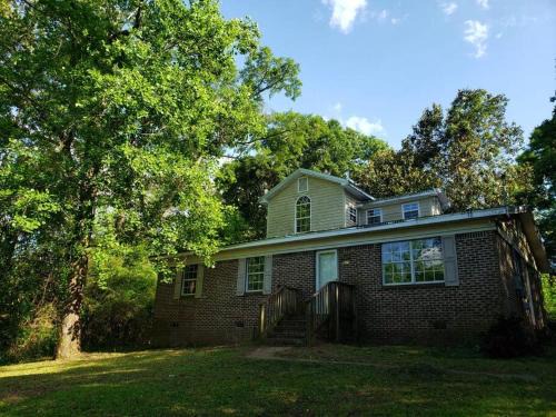 Andalusia House | LixyLouis Andalusia minutes from the Downtown