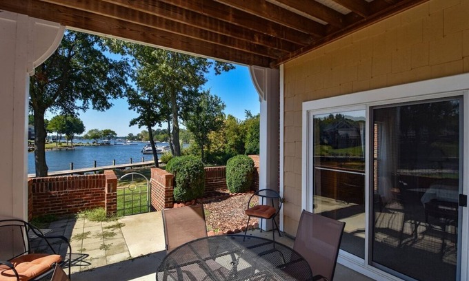 Cornelius Condo | LKN Sunsets Lakefront - 1st Fl Lakefront w/Pool Lake Norman Vacation Rental