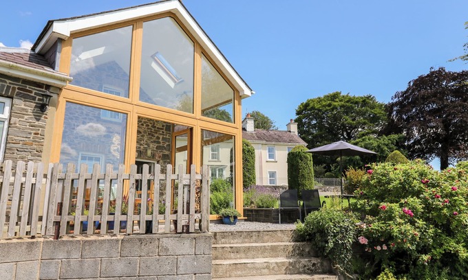 Llanwrda Cottage | LLETY'R WENNOL, pet friendly, character holiday cottage in Ffarmers