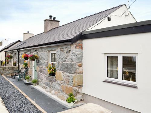 Dinas House | Llifon