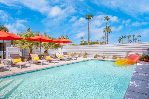 Palm Springs House | Lloyd by AvantStay Palm Spring Paradise w Pool Large Yard Table Tennis Permit3779