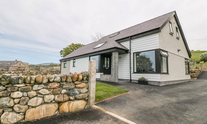 Llanllyfni Cottage | LLWYD COED CANOL, family friendly, with hot tub in Penygroes