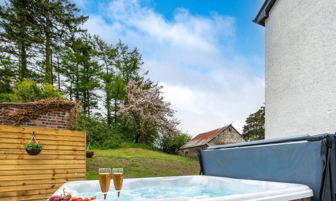 Llangadog House | Llwyncelyn in the beautiful Llangadog