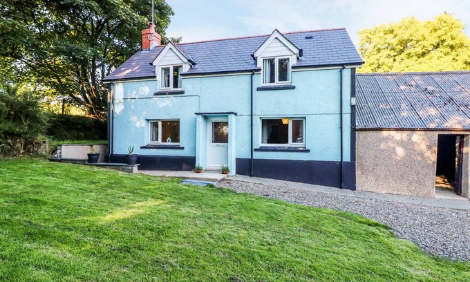 Haverfordwest Cottage | LLYGAD-YR-HAUL, pet friendly, with a garden in Haverfordwest