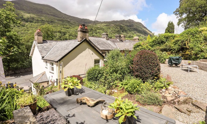 Nant Gwynant Cottage | LLYS ELEN, family friendly, character holiday cottage in Nant Gwynant