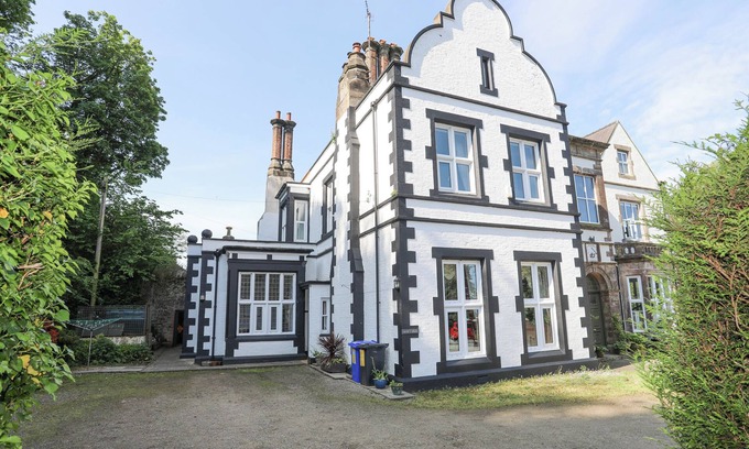 Pentraeth House | LLYS Y GRAIG, pet friendly, country holiday cottage in Pentraeth