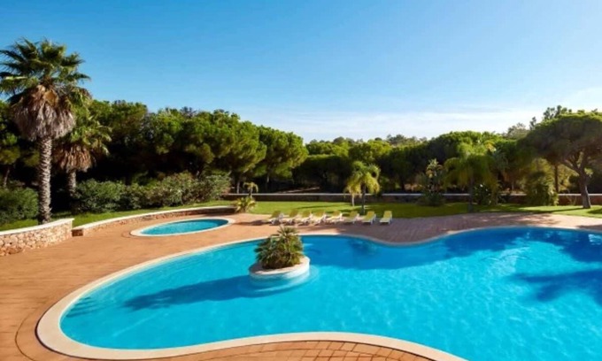 Vale do Garrao Villa | Lobo Palm Village - Fantastic 3 bedroom house with shared pools