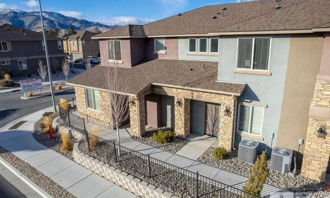 Carson City House | Local 3BD/2.5BA - WiFi & Parking