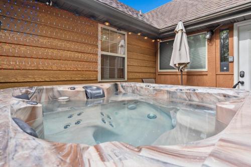 Branson West Cabin | Local Hero Lodge