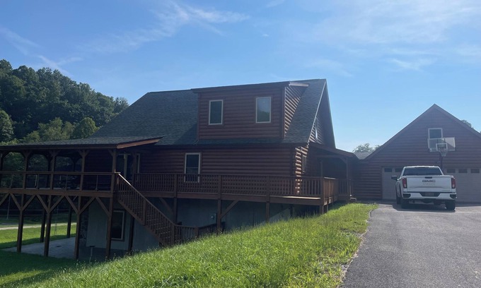 Saulsville Cabin | Located 3.6 miles from HM pinnacle trail. Stunning views accompanied by wildlife