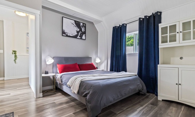 Shediac Apartment | Located behind an amazing Ice cream shop & restaurant, our space is perfect anyone visiting Shediac!
