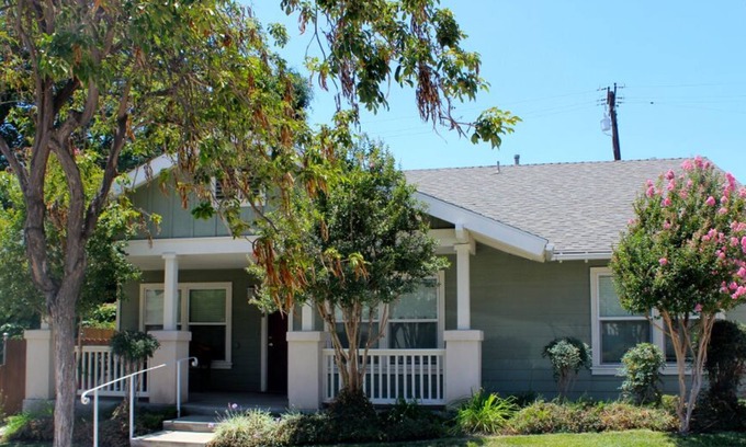 Whittier House | Located between Disneyland & Hollywood/Universal Studios