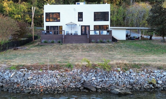 Chattanooga House | Located directly on the Tennessee River and minutes from downtown Chattanooga!