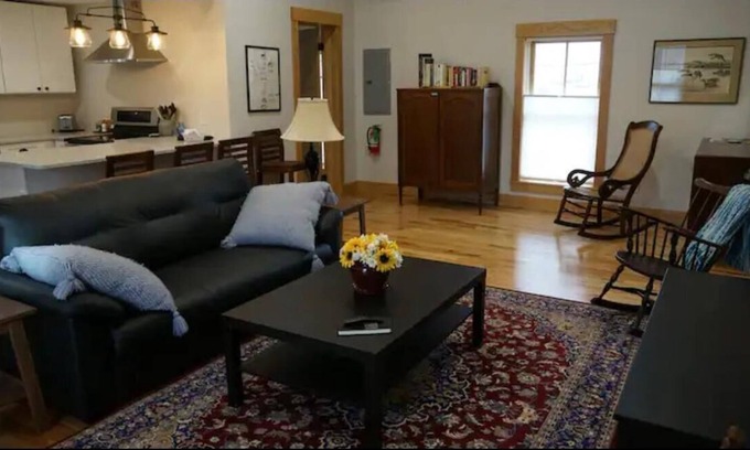 Peninsula Apartment | Located in Beautiful/historic Downtown Peninsula