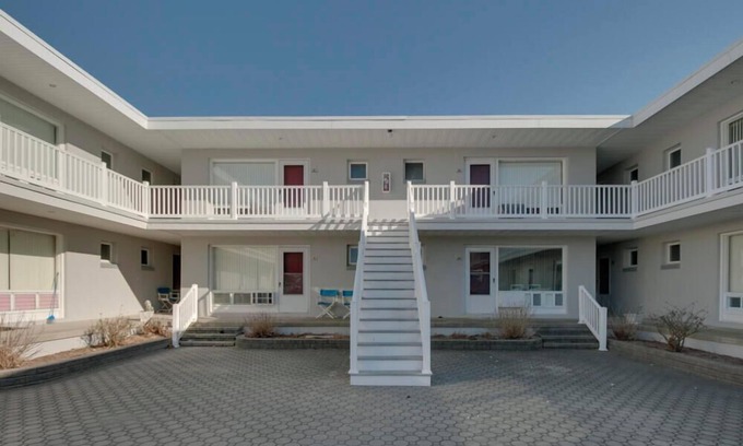 Stone Harbor Condo | located in the heart of Stone Harbor just 3 blocks from downtown 96th Street shopping area and 1 1/2 blocks to the beach. The courtyard is furnished with outdoor table, chairs and umbrellas.