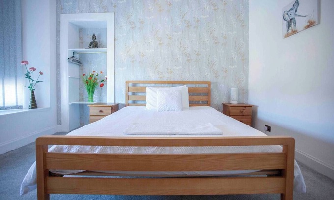 Falkirk Apartment | Located in the Heart of the Falkirk. Family room ideal place for holiday.nn