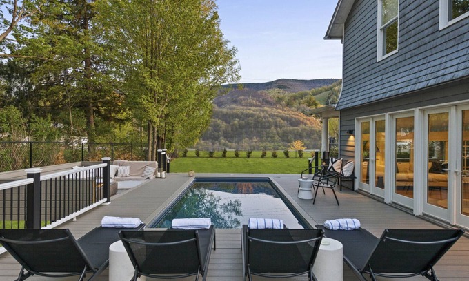 Hunter House | Located in the heart of Hunter, w/direct views of the slopes, walking.