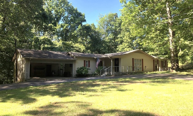 Counce House | Located near area restaurants, shopping, boat ramps and boat rentals