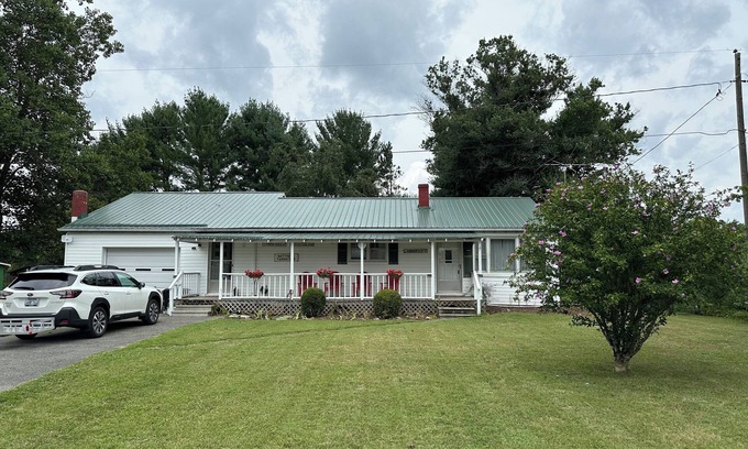 Frankford House | Located near Lewisburg, Greenbrier River Trail, Osteopathic School of Medicine