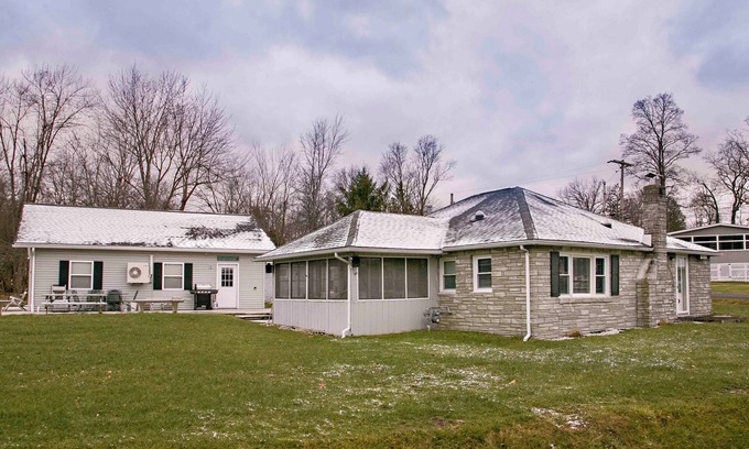 Dundee Cabin | Located on Waneta Lake in the Sylvan Beach Association.