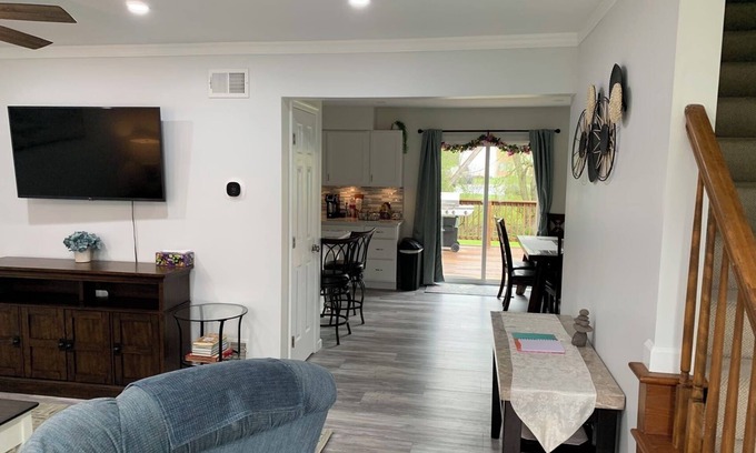 Elizabethtown House | Located right at the center of Elizabethtown , Lancaster, York and Hershey park.