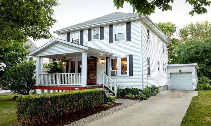 Frankenmuth House | Located Right in Downtown Frankenmuth! WALK TO TOWN! Minutes to Birch Run!