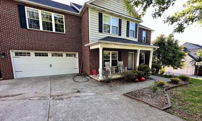 Ashley Oaks House | Located Steps Away from Parks, Stores, and 18 mins to downtown