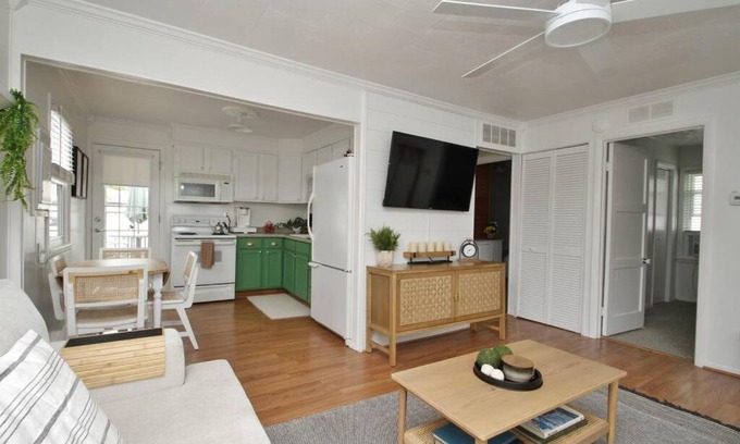 Brooklyn House | LOCATION! 2bd/1ba with 2 patios on Wamplers Lake.