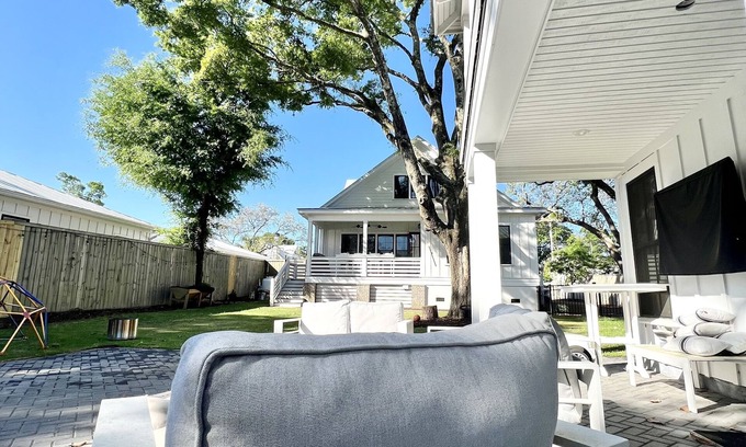 Old Village House | LOCATION! 5 min to beach & DWTN! Walk to Restaurants, Parks, Shops, Nightlife!