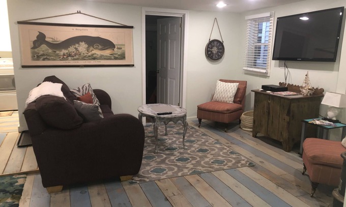 Ocean Park Apartment | Location.AirConditioner.Above Tami Lyns Place