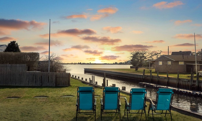 Shinnecock Hills Cottage | Location and views! Located directly on Shinnecock Bay!