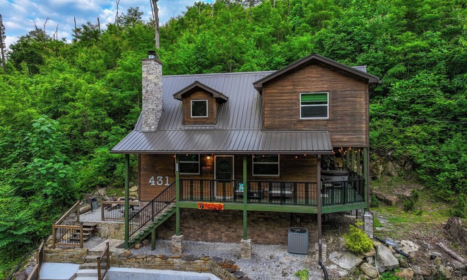 Chalet Village North Cabin | Location! Gatlinburg Family Favorite!
