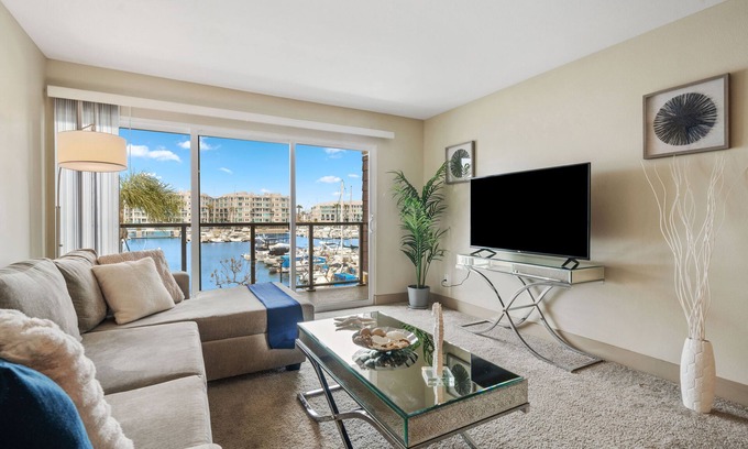Marina del Rey Apartment | Location ! Harbor Views ! Luxury condo ! Chic Pied à Terre !