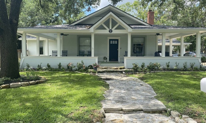 College Park House | LOCATION - LARGE RENOVATED HISTORICAL HOME- SLEEPS 8- STEPS TO KYLE FIELD