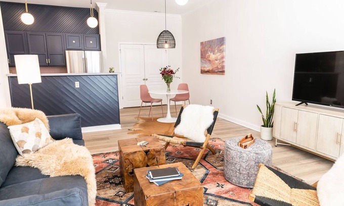 Downtown Chattanooga Condo | LOCATION Local Vibe Walk to all Private Entry & Outdoor Space Work &Play